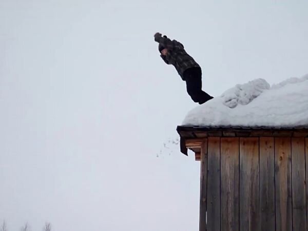Мама бросает ребенка в сугроб. Ребенка бросают в сугроб. Блоггер который кинул ребенка в сугроб. В кирове нашли ребенка в сугробе. Мужчина на прогулке швырнул ребенка в сугроб.