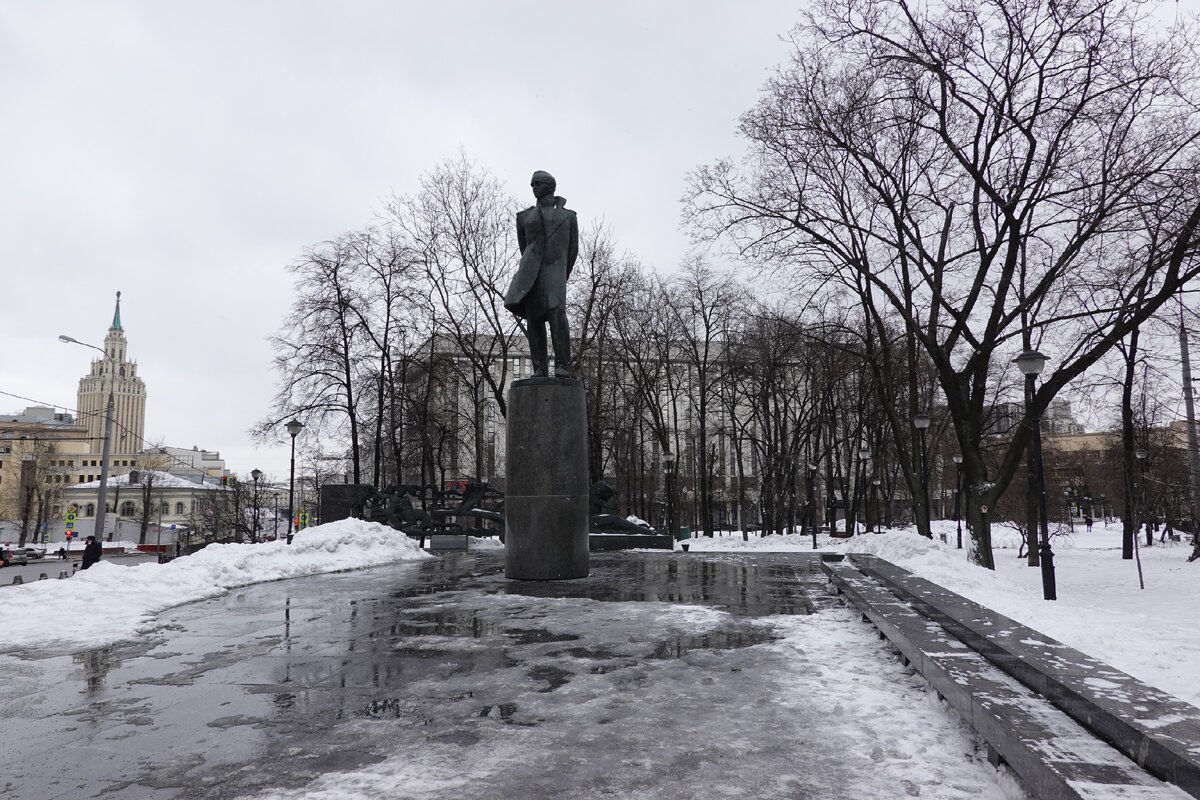 Лучший советский фильм 1971 года снимали в Средней Азии и Москве. Евгений Иванович Трошкин жил в доме по адресу Проспект Вернадского, 49.-19