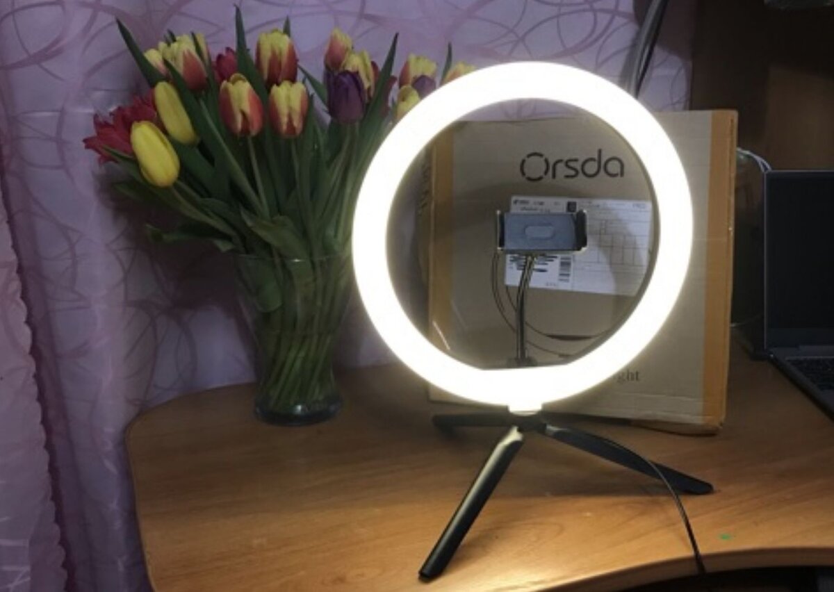 Собранная кольцевая лампа на штативе