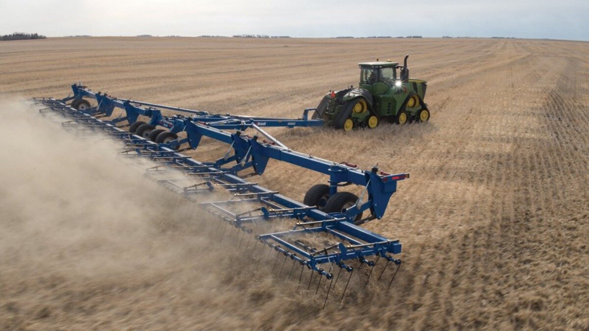 Фото: Портал grainews.ca Тяжелая борона Brandt HP Torsion Harrow в работе