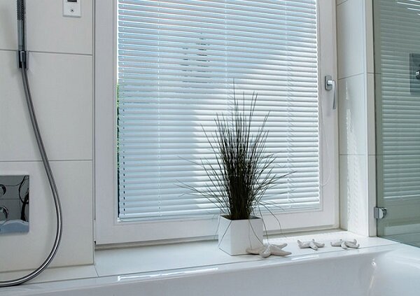 Стандартные жалюзи белого цвета в ванной комнате