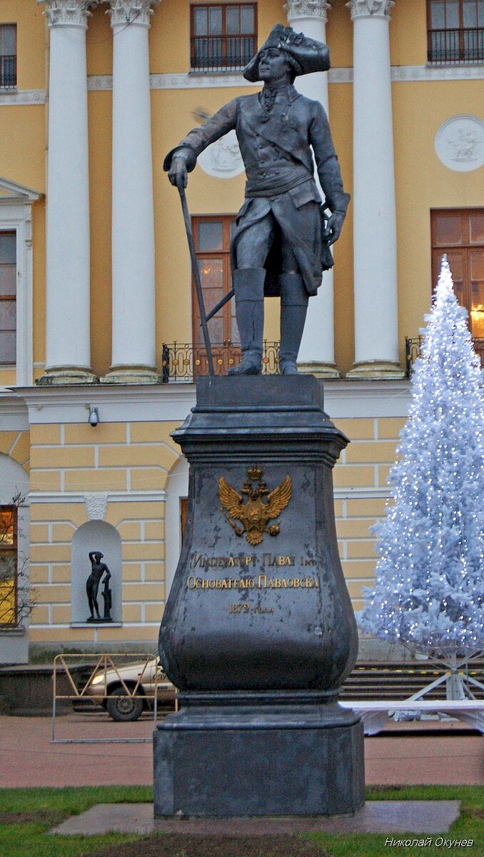 2. В центре Парадного плаца перед дворцом в 1872 году был установлен памятник Павлу I.