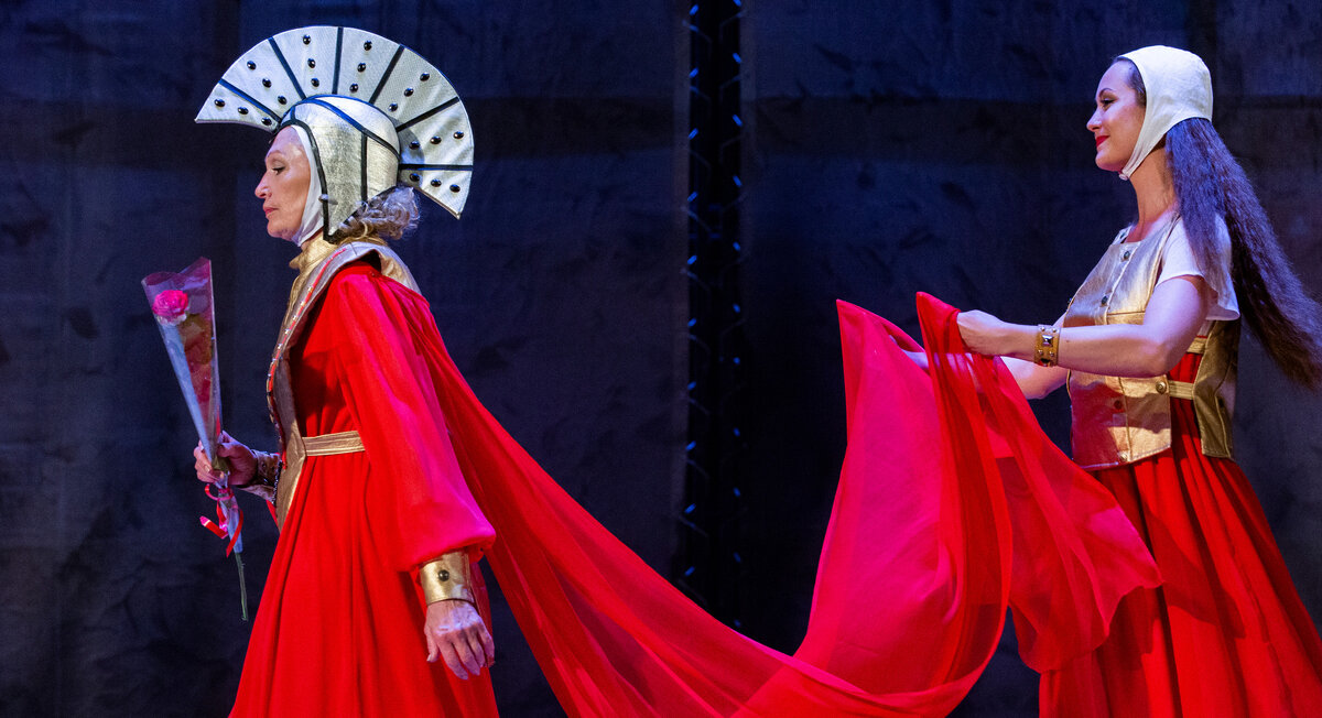 Сцена из спектакля