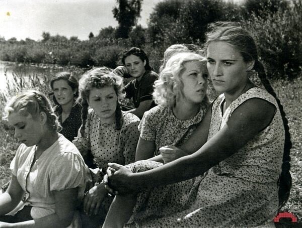 Для начала предлагаю вспомнить, как выглядела Нонна Мордюкова в фильме "Молодая гвардия", фото из открытых источников