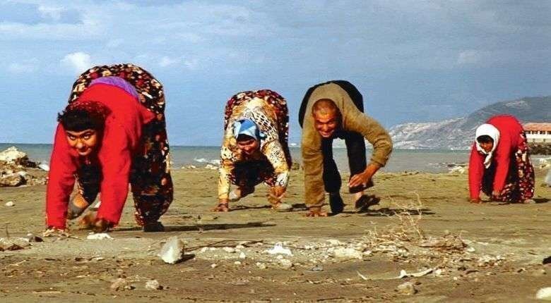 Семья ходящих на четвереньках из Турции. О них – ниже. Фото из открытых источников.