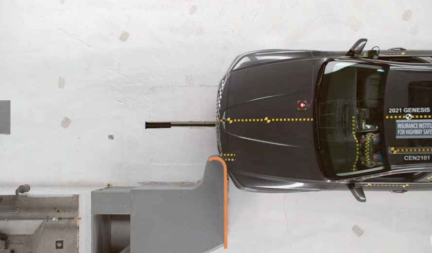 На фото: Краш-тест Genesis GV80 2021 (Источник: youtube.com)