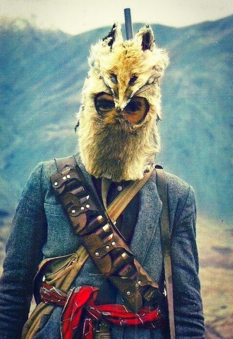 Охотник за уларами в маске из шкуры лисы