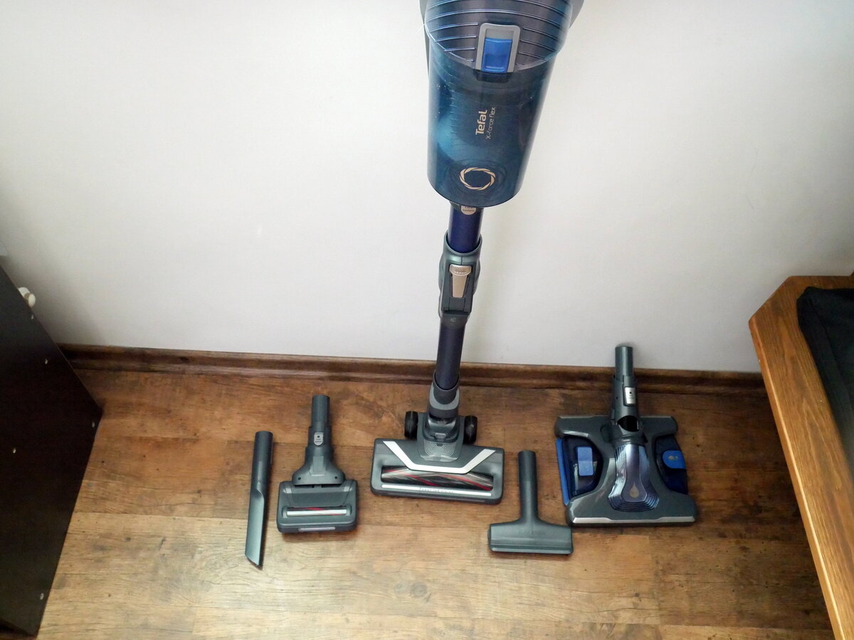 Комплект насадок на любой случай.  Для машины, для мягкой мебели, для ковровых покрытий, для щелей.