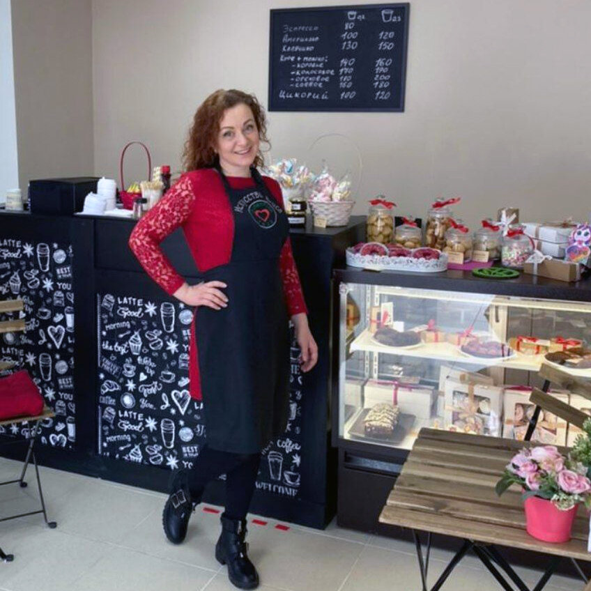 Ксения Бесценная — основательница и шеф-кондитер безглютеновой кофейни. Адрес: Санкт-Петербург, Петергофское шоссе, д. 57, Яблоко, 2 этаж