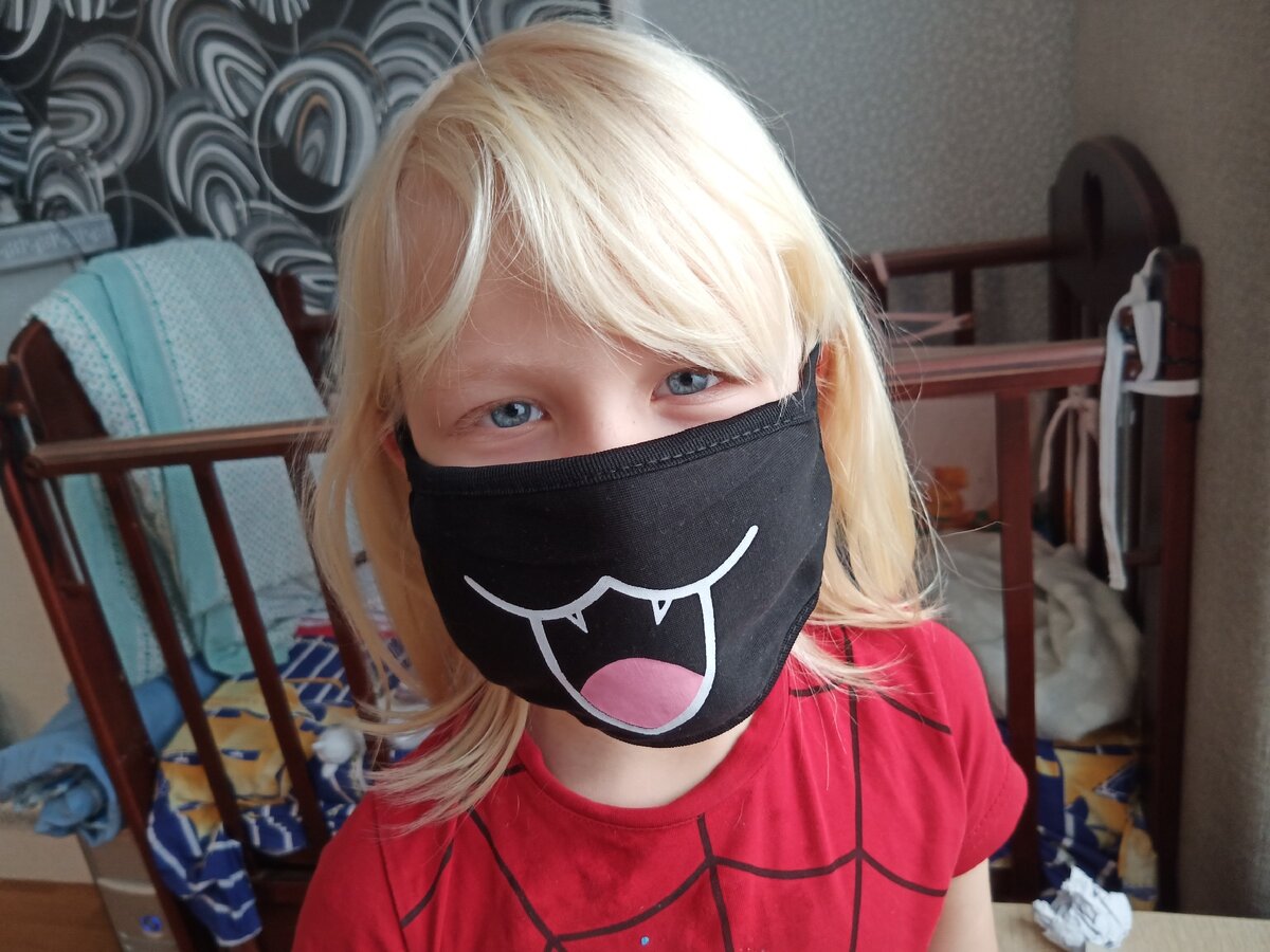 У Софии всегда улыбка на лице но она видимо решила оскалится с помощью такой маски