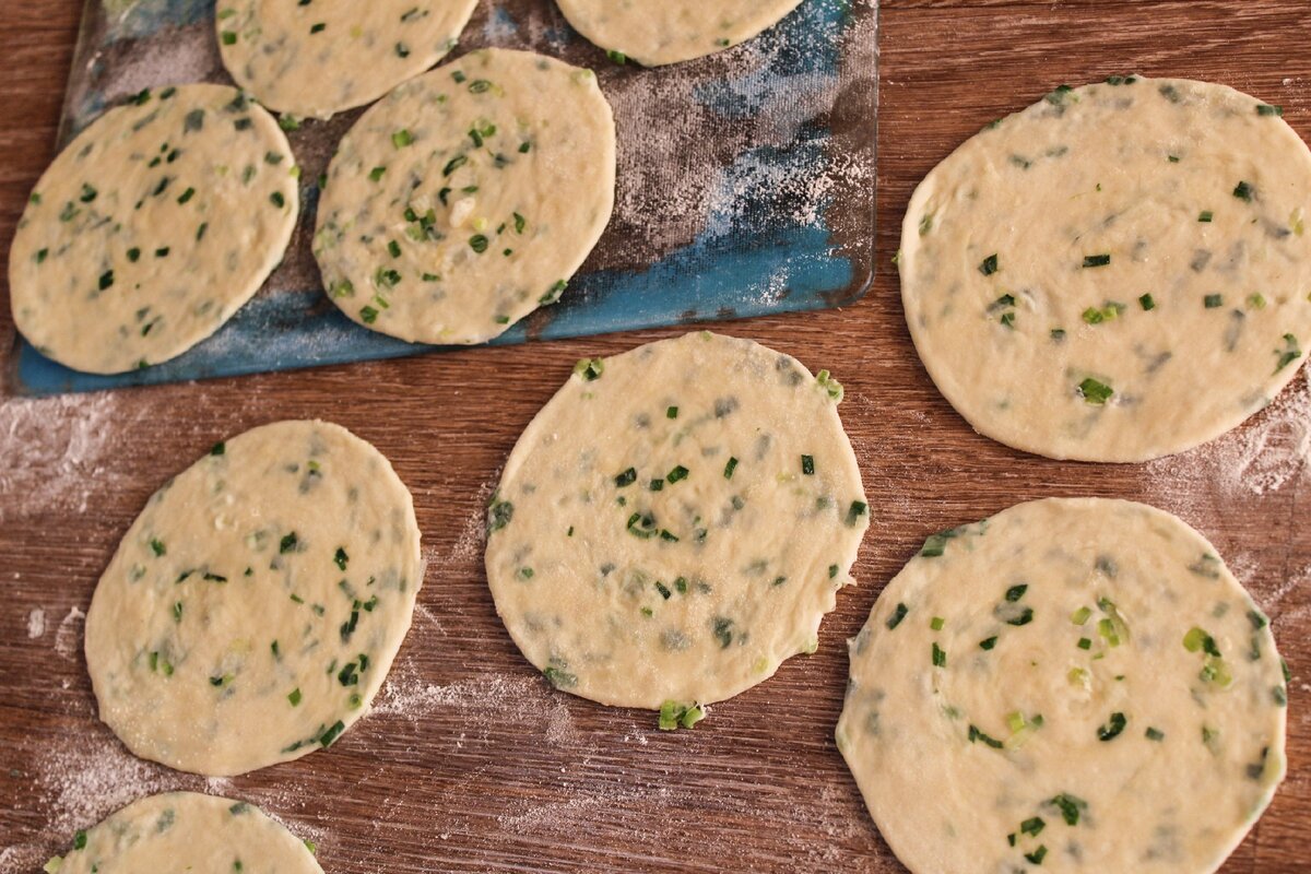 Китайские лепёшки с луком - вкусная постная выпечка с хрустящей корочкой и  мягким тестом внутри | HandMade39.Ru | Дзен