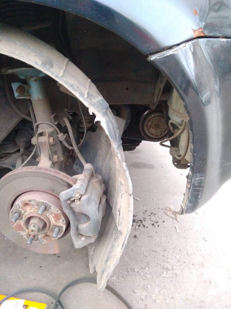 Не обязательно полностью снимать подкрылок.