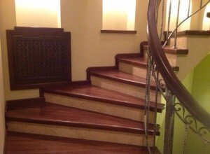  Бетонная винтовая лестница отделанная дубом — фаворитом отделки.