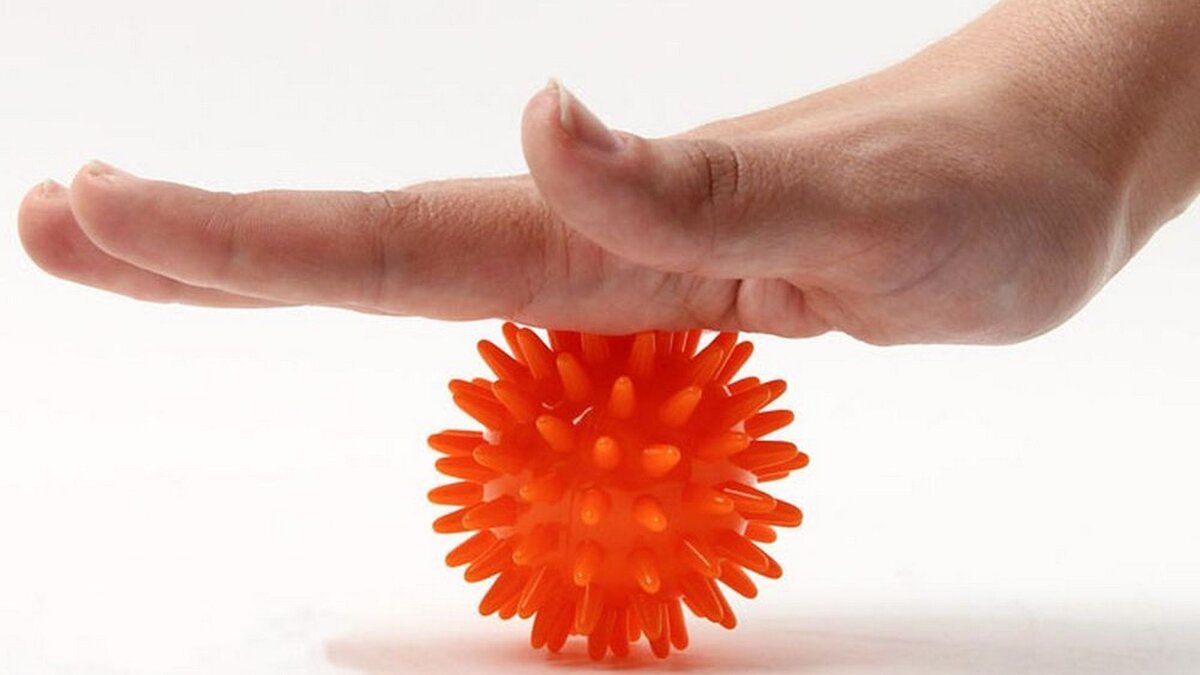 Самомассаж ладони и пальцев мячиком-колючкой