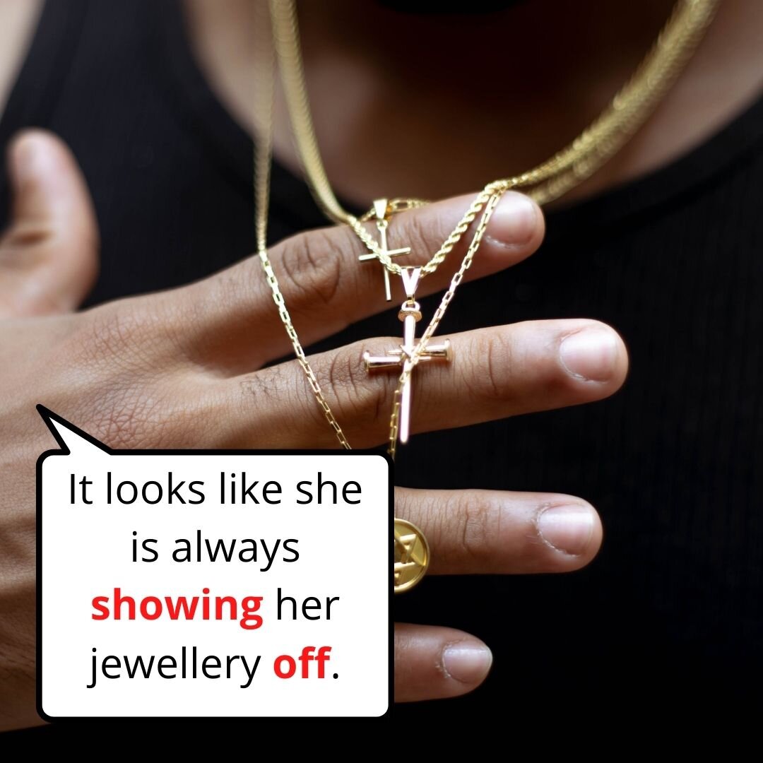 Кажется, она постоянно кичится своими украшениями.