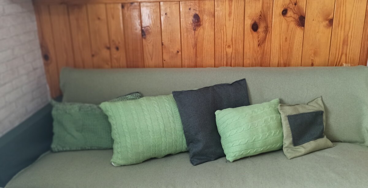 Если у вас есть старый растянувшийся или просто надоевший джемпер, то его очень легко можно превратить в симпатичную диванную подушку. -10