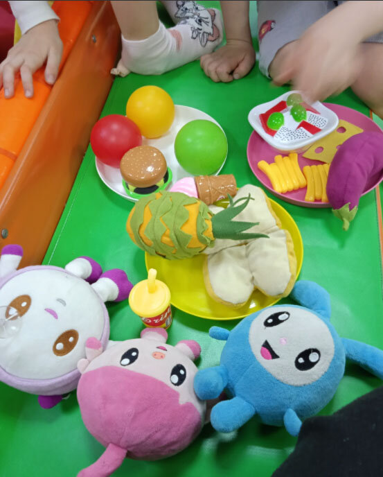 В игровой с девочкой: девочка пытается играть вместе, а сын ее вежливо посылает...