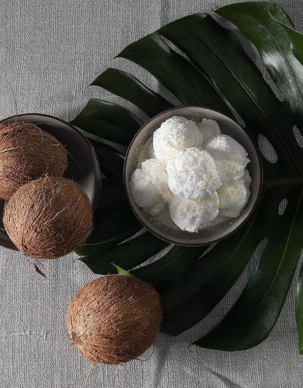 Что может быть лучше, чем времяпрепровождение на райских островах! Разве что натуральное мороженое в плодах тропических фруктов! Это десерт из молока или сливок, который надежно «упакован» в оболочку в виде кожуры лимона или корочки кокоса.