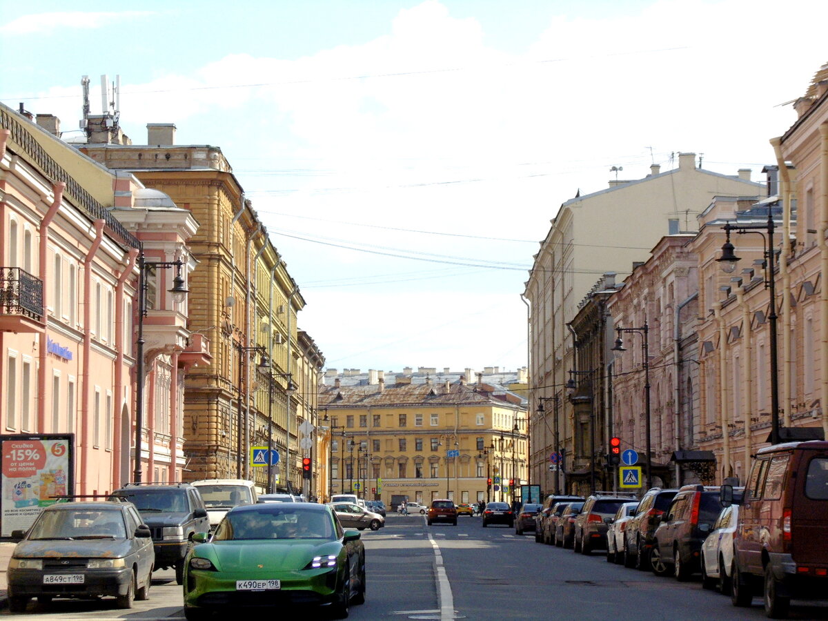 Петербург так и остается пока городом не расселенных коммуналок. Фото автора