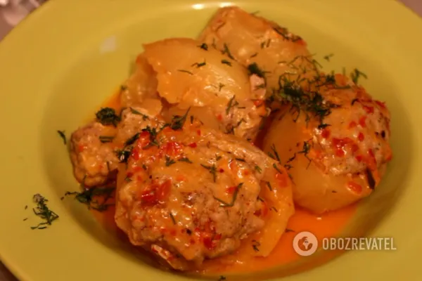 Картофель выкладываем на тарелку и украшаем его измельченным укропом