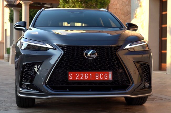 Lexus NX вид спереди