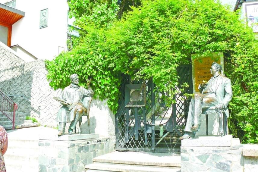 Скульптуры Коровина и Шаляпина украшают Дом творчества художников. Кирилл Белозеров 