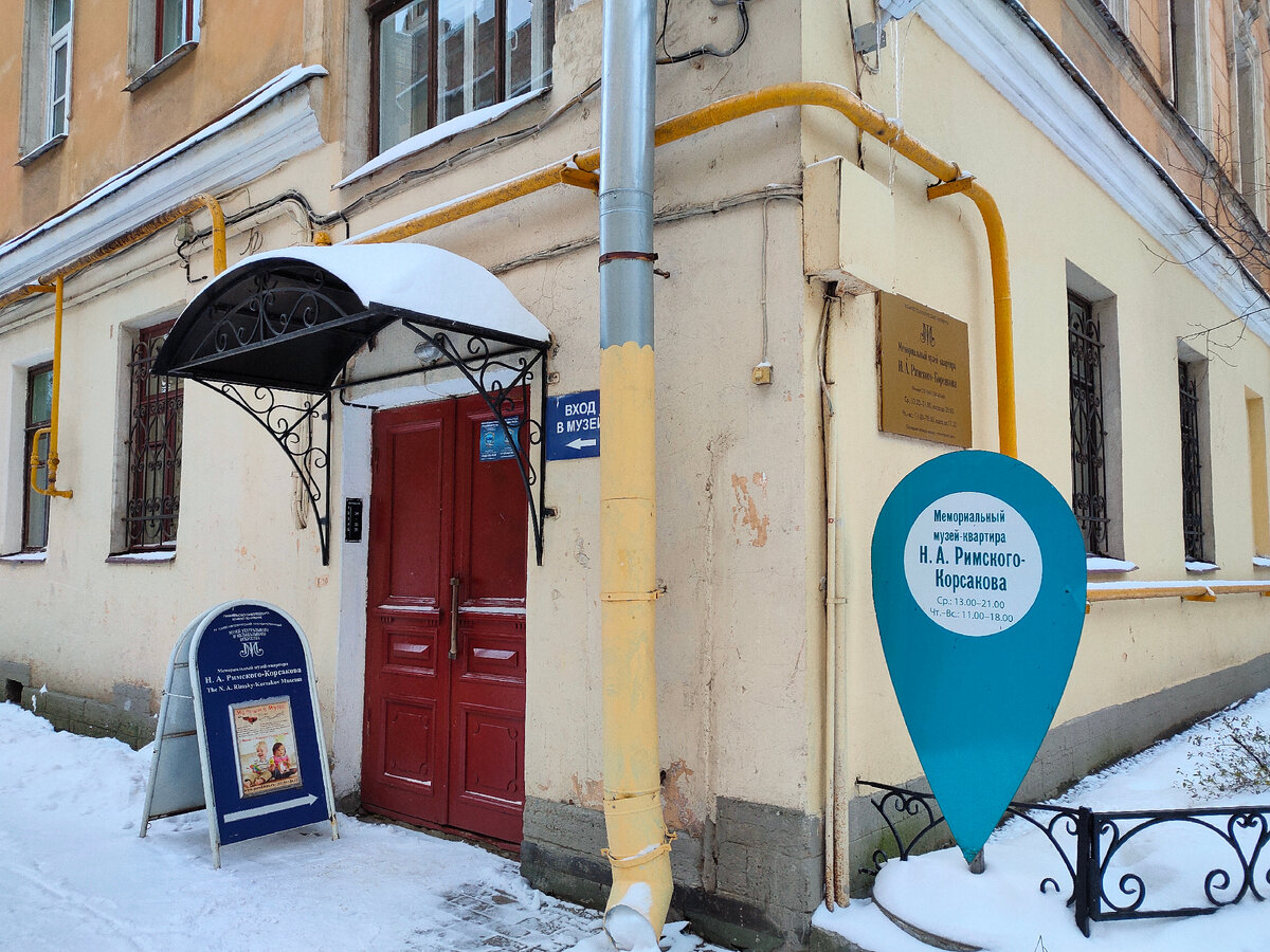 Флигель во дворе дома 28 на Загородном пр. Квартира на 3-м этаже. На других этаж живут люди.