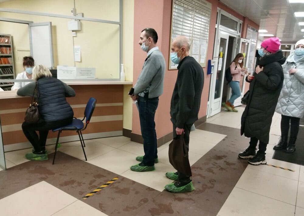 Зачастую   больше 5 часов горожанам приходится находиться в очереди, причем бок о бок с пациентами, которые могут быть больны коронавирусом