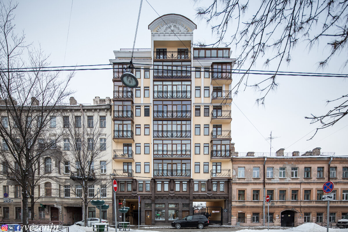 Дом 10-ти этажный, начал строится ещё в далёком 2001 году, но в связи с отсутствием денег, строительство то снова начиналось, то прекращалось. В 2014 году всё-таки здание было сдано в эксплуатацию.