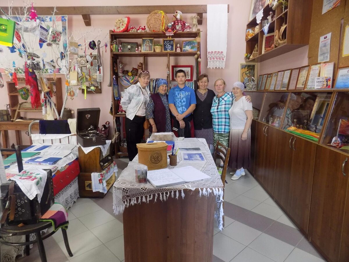 Галина - жена моего двоюродного брата, Галина Конева, Дмитрий - мой двоюродный племянник, Ольга Туктарева, я - Наталия Никитина и Алевтина Бегишева. 