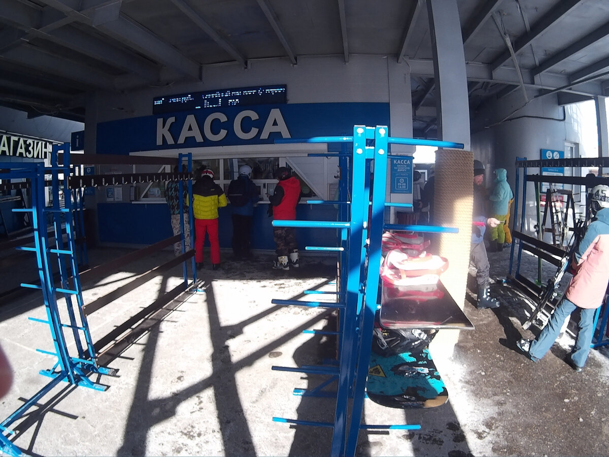 на кассе немноголюдно