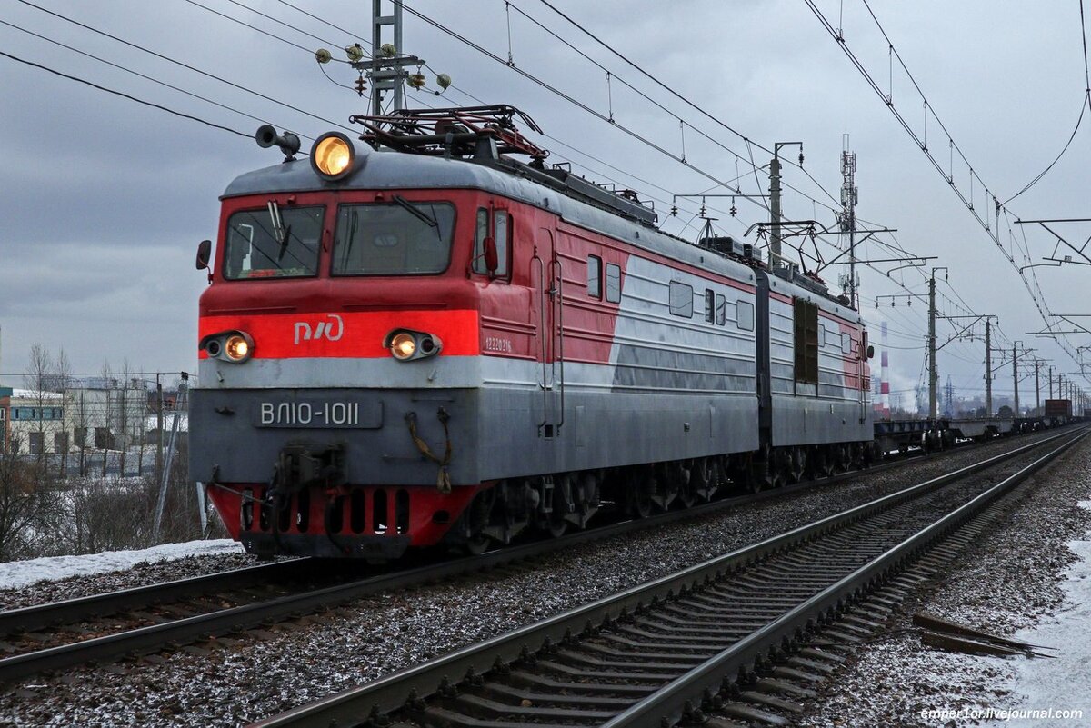 Электровоз ВЛ10-1011 с грузовым поездом. Перегон Крюково - Поварово-1