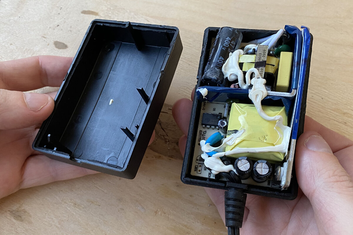 Корпус разобрался за считанные секунды.