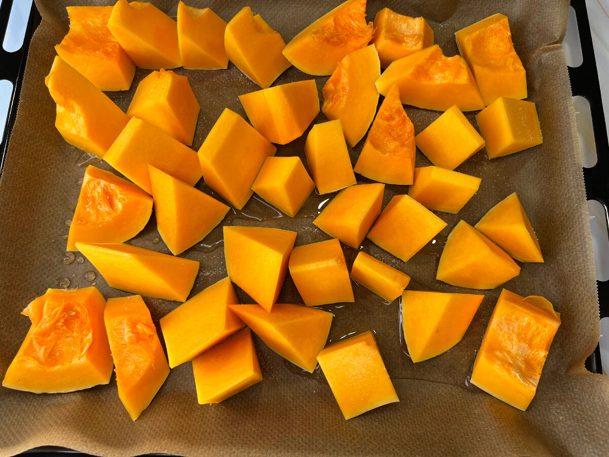 Моем тыкву и нарезаем её на небольшие кусочки. Выкладываем на противень и наливаем где то 100 мл воды. Тыкву нужно посыпать сахарозаменителем или сахаром. Выпекать в духовке при 180 градусах минут 30.