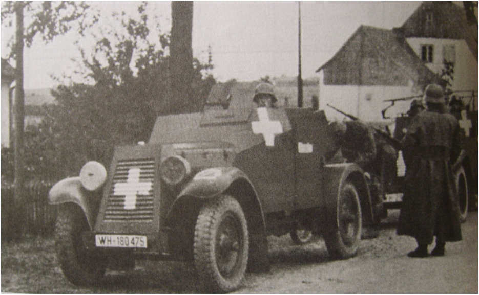Пулеметный  средний Sd. Kfz. 13 на деревенской улице в Польше. На заднем плане радио автомобиль связи  Sd. Kfz. 14. 