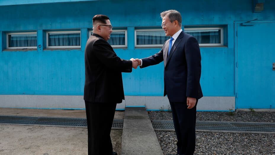 Руководитель КНДР Ким Чен Ын встречается с прошлым президентом Южной Кореи Мун Чжэ Ином на границе 38-й параллели