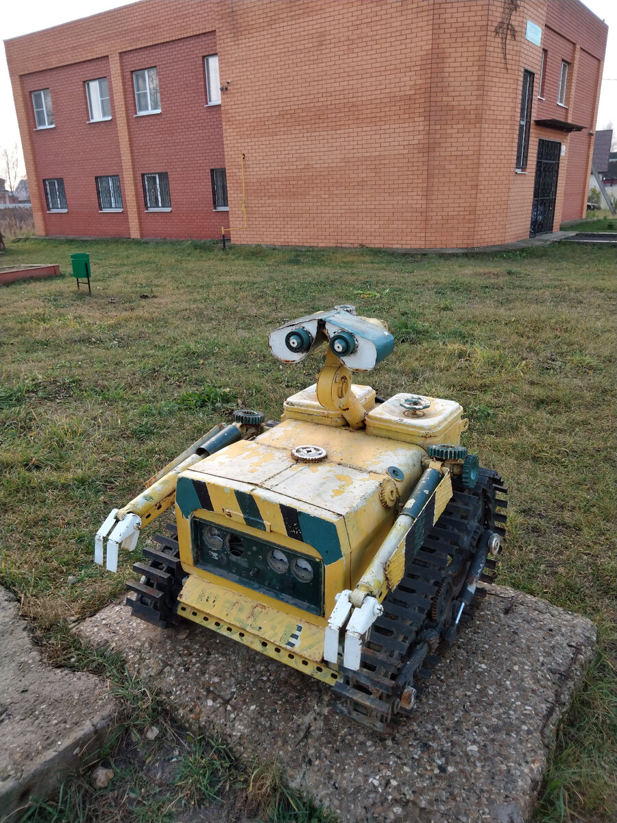 Самодельный робот Валли из мультфильма.