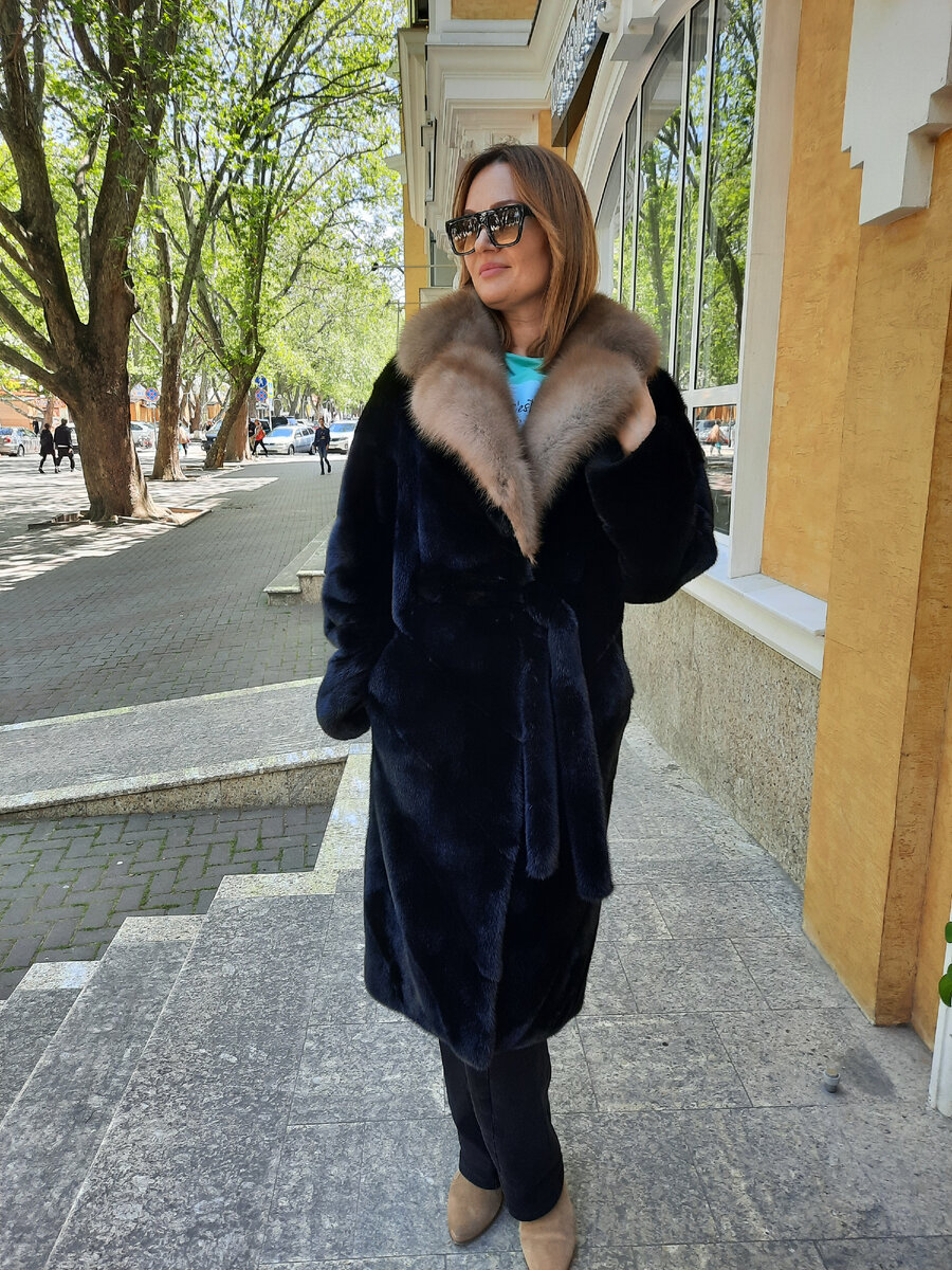 Норковая шуба с английским воротником из куницы. Размер 46-54, цена 240000 руб. Цвет в ассортименте.