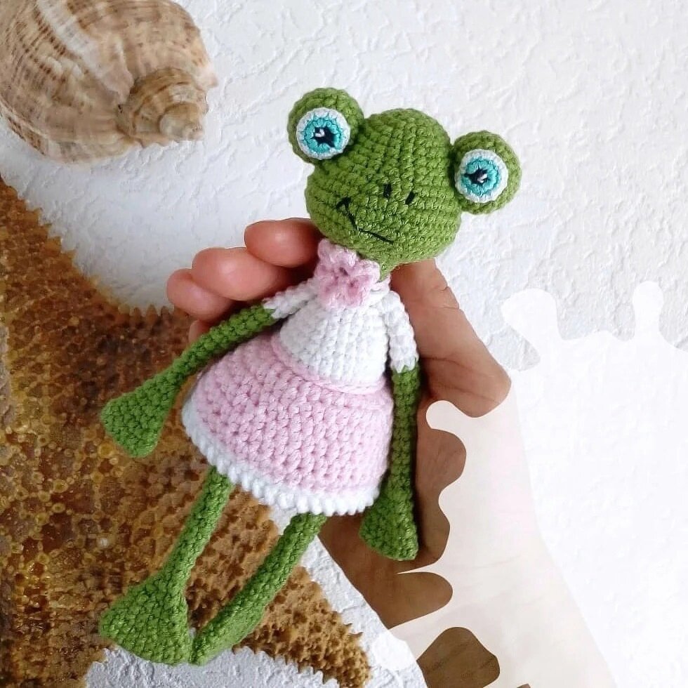 Вязаные крючком игрушки лягушки схема
