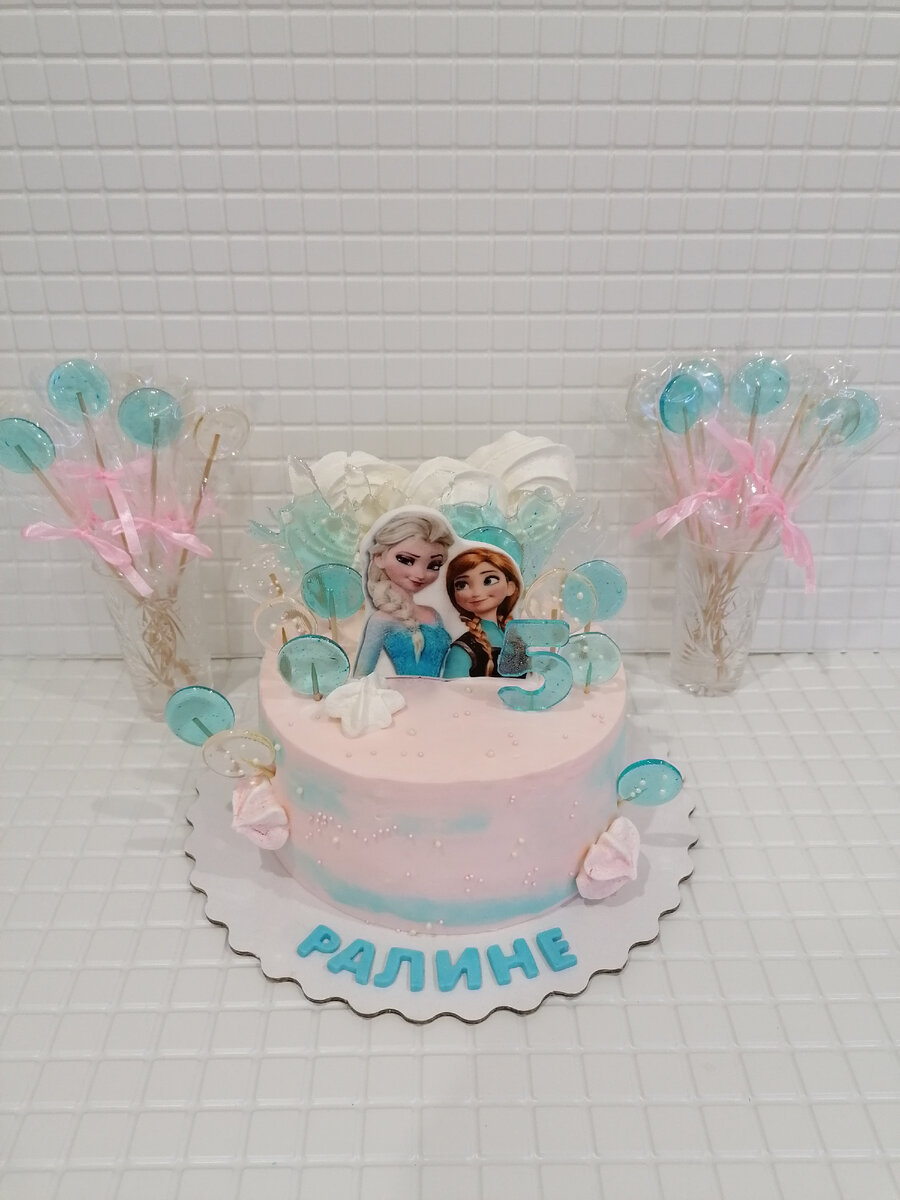 Леденцы я им сделала в подарок. И сделала огоромную скидку на торт. Практически только за продукты, потому что реально не могу пройти мимо таких историй. 