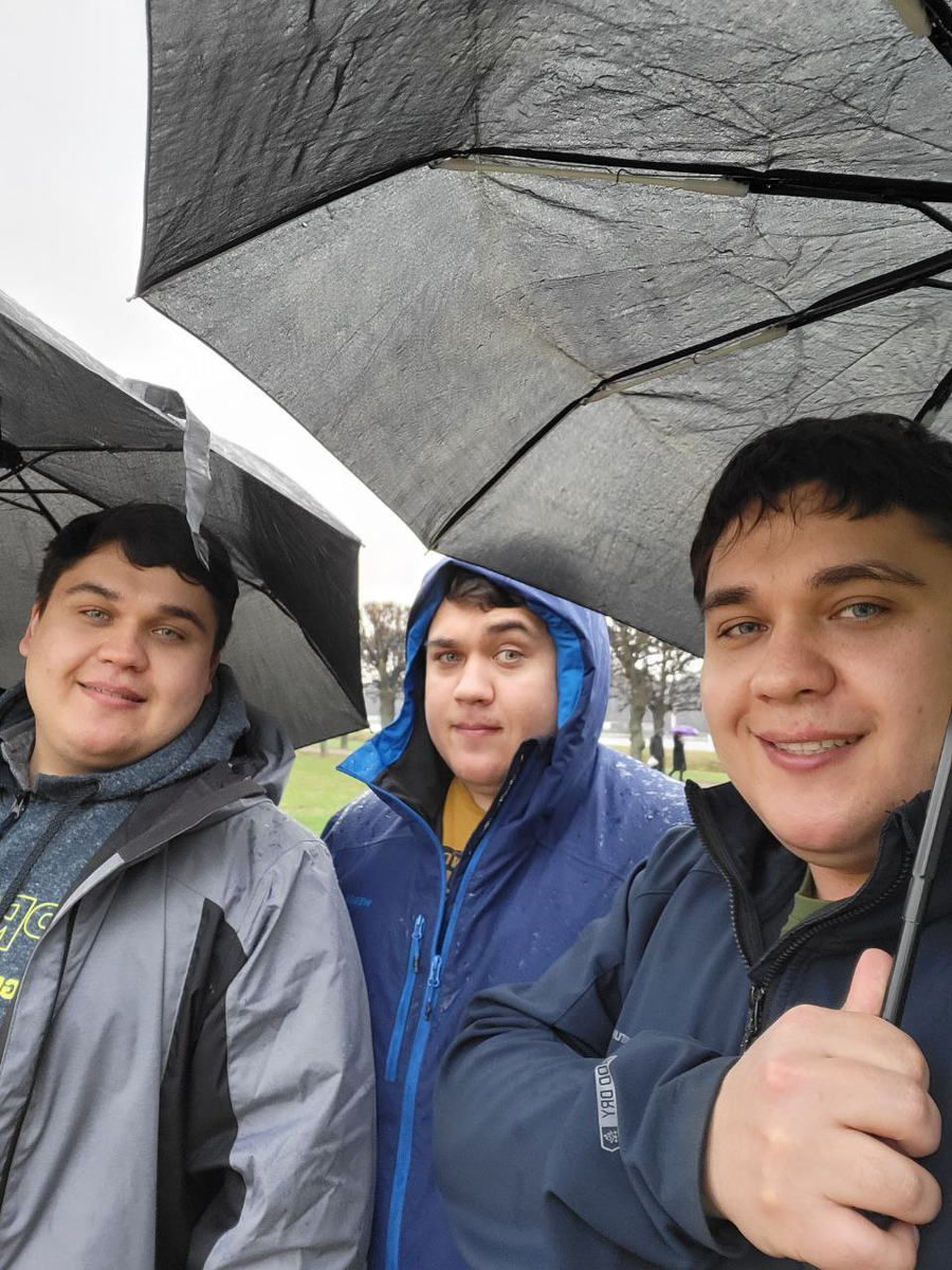 Пока гуляли по парку рассказал братьям историю. Я справа. 