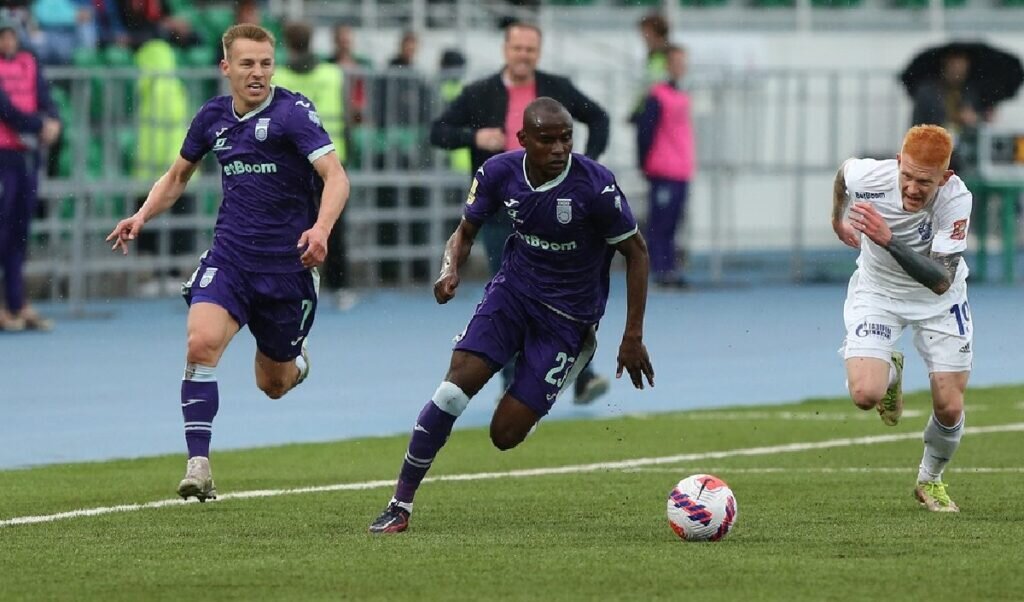 Александр Эктов убегает от Эгаша Касинтуры и Дмитрия Кабутова