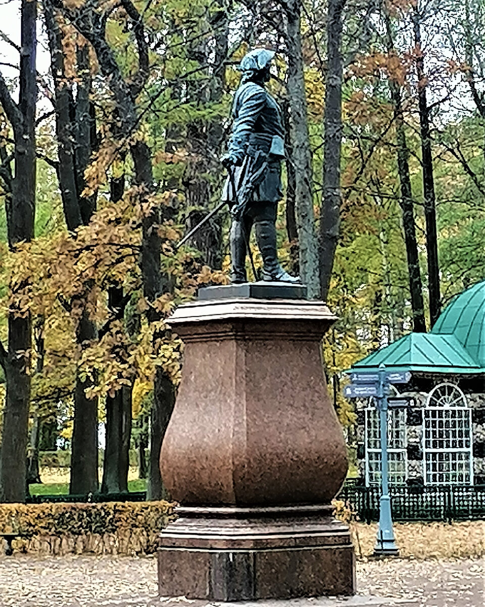 Памятник основателю и творцу Петергофа Петру I в Нижнем парке Петергофа