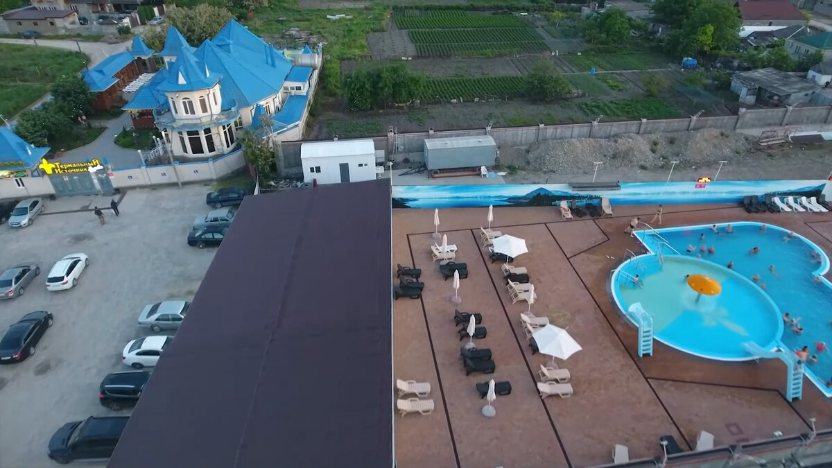 Слева с синей крышей первый термальный источник - справа с синими бассейнами второй.