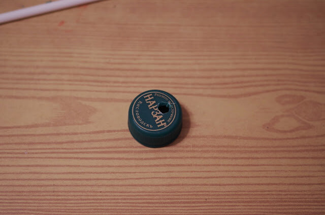 Аккуратно проделать отверстие чуть меньше диаметра трубочки.