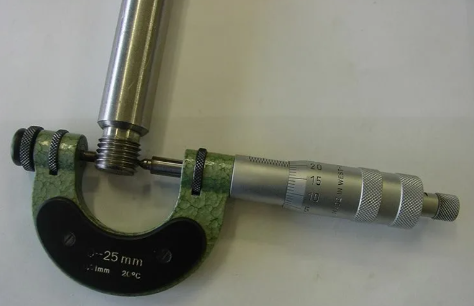 Замерить микрометром. Замерить микрометром. Замер микрометром. Замерить микрометром. Регулировка поверка микрометр.