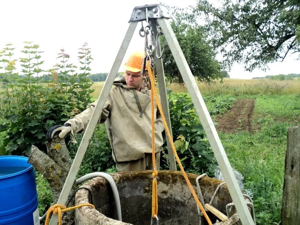 таким образом выкапывается вся шахта, и одновременно устанавливаются кольца.