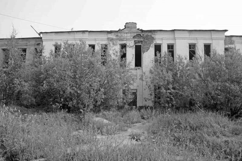 Я не знаю, существует сейчас это здание или нет. Добавлено: из комментариев следует, что здание так и стоит в таком виде. А ведь это почти самый центр!