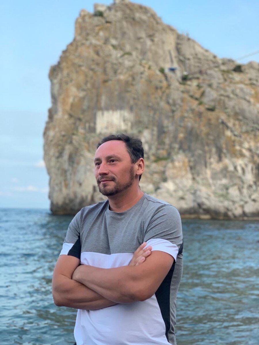 На фоне скалы Дива