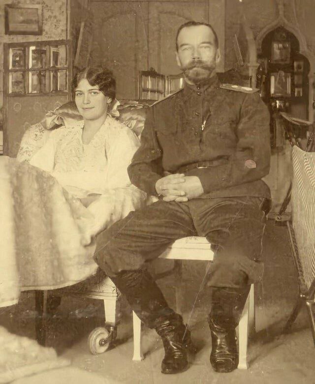 Николай II и его дочь Мария под домашним арестом после Февральской революции 1917 года.